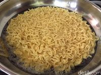 Pizza Mie Saus Bolognese dan Lelehan Keju Bisa Dibuat Sendiri dengan Cara Ini