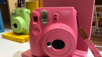Instax mini 9, dilengkapi kaca kecil untuk membantu selfie. (Foto: detikINET/Adi Fida Rahman)