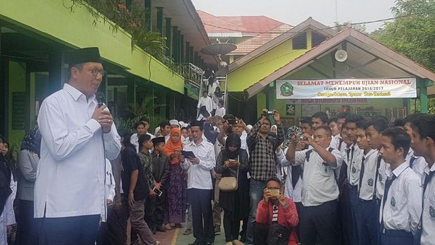 Kunjungi MTsN di Serang, Menag Beri Motivasi Jelang UN