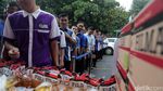 Warga Antre Minyak Goreng Murah di Kemenkeu