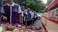 Warga mengantre minyak goreng murah.