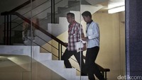Dira berjalan menuju ruang pemeriksaan.