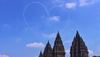 Tim JAT kerap membetuk gambar hati lewat atraksinya. Salah satunya dilakukan di dekat Candi Prambanan. Foto: (Dok. Dispen TNI AU)