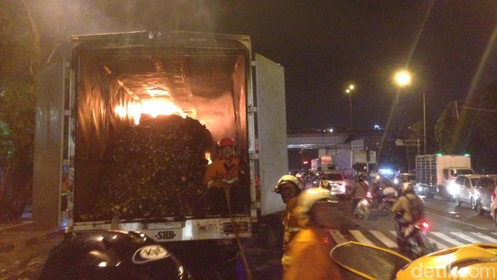 Truk Tronton Berisi Makanan Ringan Terbakar di Pasar Rebo