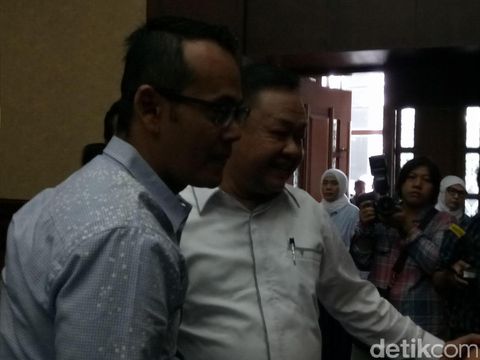 Bertemu, 2 Terdakwa Suap Bakamla Berpelukan dan Minta Maaf