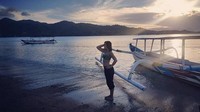 Wulan tampak seksi kala berpose saat menikmati sunset. (Dok. Instagram/wulanguritno)