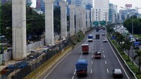 Tiang-tiang penyangga jalur MRT telah berdiri tegak di Jalan TB Simatupang, Jakarta Selatan, Kamis (4/5/2017). Pool/Williams Prayoga.