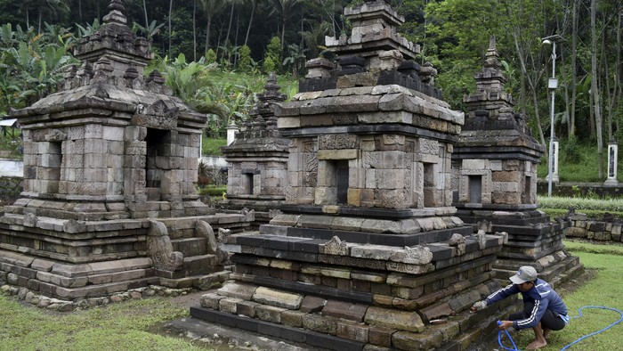 Petugas Balai Pelestarian Cagar Budaya (BPCB) Jawa Tengah membersihkan Candi Ngempon dari kotoran dan lumut di Bergas, Kabupaten Semarang, Jawa Tengah, Rabu (5/4). Upaya pembersihan lumut yang tumbuh subur saat musim hujan tersebut bertujuan mencegah pelapukan sehingga candi bercorak Hindu peninggalan Kerajaan Mataram Kuno abad ke-IX tersebut tidak rusak. ANTARA FOTO/Aditya Pradana Putra/aww/17.