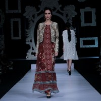 Koleksi Trunk Show Denny Wirawan dengan mengangkat tema Kelana di Ballroom Dharmawangsa Hotel. Jakarta. [dok.IMAGE DYNAMICS]