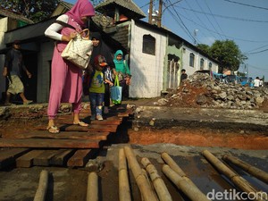 Perbaiki Jembatan Ambles di Depok, Pekerja Alihkan Air Sungai