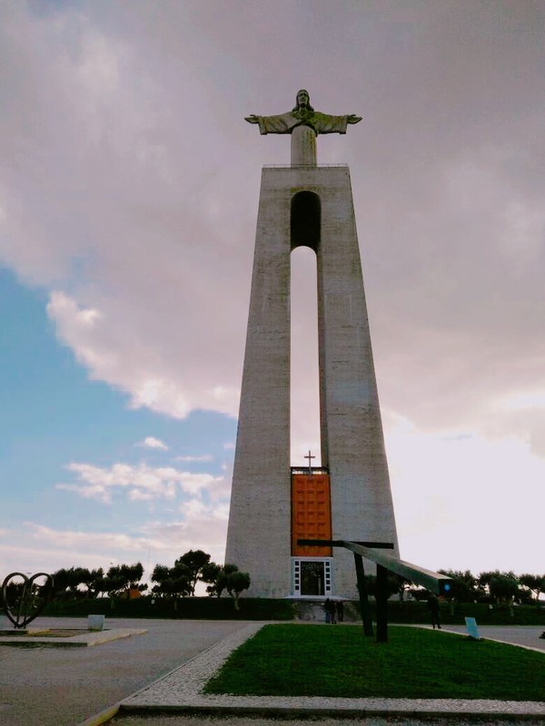 Patung ini bernama Cristo Rei yang berarti Yesus Sang Raja. Monumen ini dibangun selama 10 tahun sejak 1959 dan merupakan inspirasi Kardinal Lisbon saat mengunjungi patung Yesus di Rio de Janeiro, Brasil (Elza/detikTravel) Patung ini bernama Cristo Rei yang berarti Yesus Sang Raja. Monumen ini dibangun selama 10 tahun sejak 1959 dan merupakan inspirasi Kardinal Lisbon saat mengunjungi patung Yesus di Rio de Janeiro, Brasil (Elza/detikTravel)