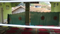 Salah satu mushola di bantaran sungai nampak roboh sisi temboknya. Pool/Wisma Putra.