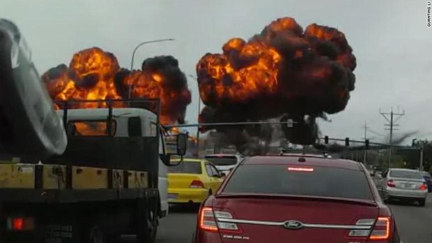 Ini Video Pesawat Jatuh ke Jalanan AS dan Picu Bola Api