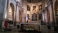 Hal serupa juga ada di makam Luiz yang menceritakan keberhasilan ekspedisi pertama Vasco da Gama. Sebait puisi yang ditulisnya pun terpahat di sekeliling petinya  (Elza/detikTravel)