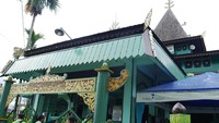 Foto: Gerbang depan Masjid Sultan Suriansyah. Dari luar masjid tampak bercat hijau dengan atap tumpang (Kurnia/detikTravel)
