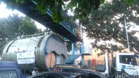 Truk Boiler Nyangkut di Jembatan Penyebrangan Sukajadi Bandung