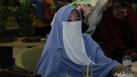 Larissa mengenakan kerudung biru dan cadar putih. Foto: Hanif Hawari