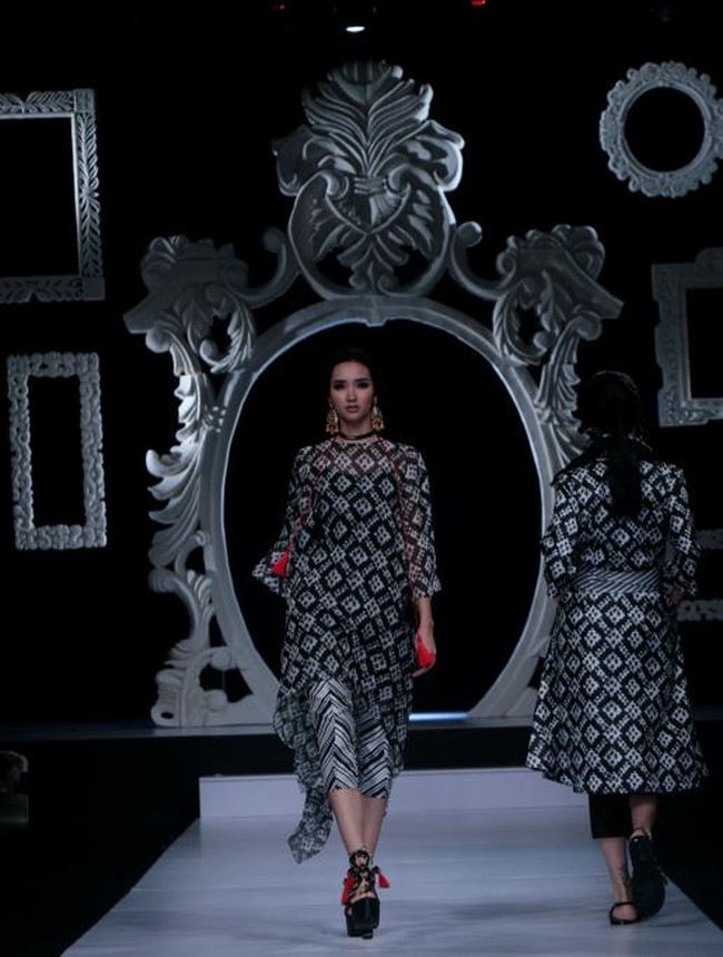 Koleksi Trunk Show Denny Wirawan dengan mengangkat tema Kelana di Ballroom Dharmawangsa Hotel. Jakarta. [dok.IMAGE DYNAMICS]