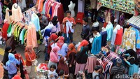 Kini para PKL tumbuh subur di kedua titik tersebut yang membuat semrawut kawasan Tanah Abang. Trotoar yang telah diperlebar 2016 lalu itu pun diserobot sehingga merusak keindahan yang belum genap setahun diubah itu.