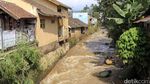 Warga Bersihkan Sisa Lumpur Pasca Banjir Bandang Ciwidey