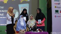 Butuh waktu sekitar setengah tahun lebih dapetin hati mami saya. Bukan cuma mami saya, orangtua mana yang ingin anaknya pindah agama. Begitu pula di keluarga saya, Foto: Hanif
