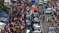 PKL hingga mobil angkot yang ngetem pun membuat kawasan pasar yang diklaim terbesar se-Asia Tenggara itu pun kembali macet dan semrawut.