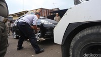 Petugas Sudinhub juga menggembosi keempat roda mobil yang diparkir sembarangan di trotoar maupun badan jalan.