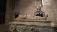 Makam-makam tersebut berada di sisi depan dekat pintu masuk. Terdapat patung Vasco da Gama di atas petinya (Elza/detikTravel)