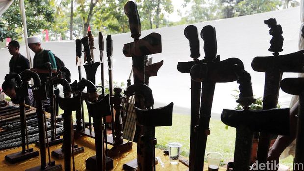 Pengunjung melihat koleksi keris di Pameran Keris Nasional yang berlangsung di Museum Pusaka, TMII, Jakarta Timur, Kamis (04/05/2017). Pameran dengan tema 