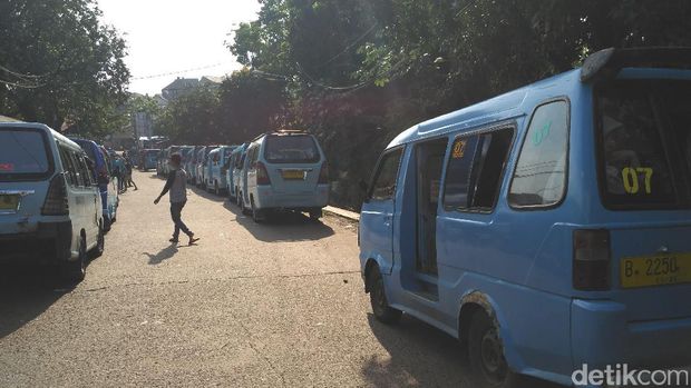 Warga harus berpindah angkot karena amblesnya jembatan di Depok
