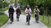 Pengendara sepeda kayuh mulai beralih ke e-bike sebagai moda transportasi untuk aktivitas sehari-hari mereka.