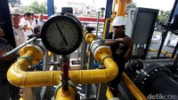 Petugas memeriksa dispenser gas usai meresmikan SPBG Ecostation terintegrasi SPBU di Stasiun Pengisian Bahan Bakar Gas (SPBG) Ecostation, Jalan Cilandak, Jakarta, Kamis (4/5/2017).