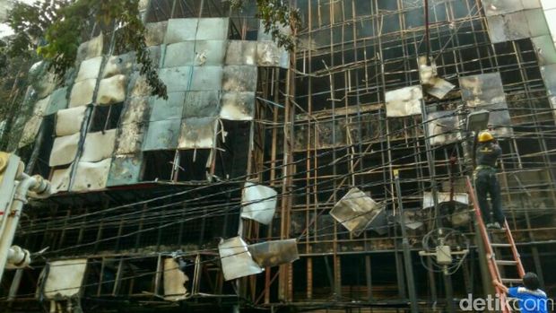 Kebakaran Restoran di Blok M Padam, Petugas Lakukan Pendinginan