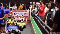 Anak-anak dapat merasakan langsung simulasi berkendara di perkotaan melalui miniatur jalan raya dengan menggunakan mobil-mobilan listrik, lengkap dengan segala rambu lalu-lintas dan berbagai skenario berkendara yang mungkin terjadi.