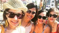 Carissa tampak berpose dengan para sahabatnya yang juga menjadi tamu undangan pernikahan sang rekan. Foto: Instagram @carissa_putri