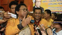 Oesman Sapta Odang memberikan keterangan pers usai rapat.