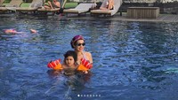 Bintang film Ayat-ayat Cinta itu banyak menghabiskan waktu dengan berenang dengan sang putra. Foto: Instagram @carissa_putri