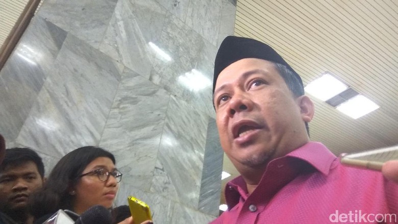 Tolak Kedatangan FPI dan Fahri Hamzah, Massa Geruduk Bandara Manado Tolak Kedatangan FPI dan Fahri Hamzah, Massa Geruduk Bandara Manado