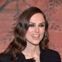 Keira Knightley tidak mencoba meratakan giginya yang kurang rapi di bagian depan. Ia justru sering melempar senyum lebar untuk memperlihatkan keunikannya itu. Foto: Pascal Le Segretain/GettyImages