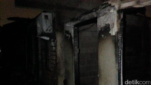 Rumah hangus terbakar.
