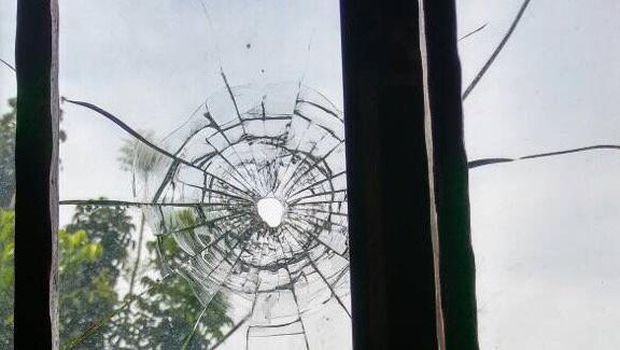 Momen Polisi Cari Benda yang Lubangi Kaca Rumah Jazuli Juwaini