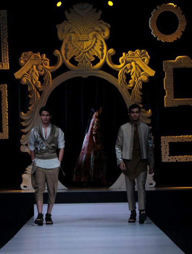 Koleksi Trunk Show Denny Wirawan dengan mengangkat tema Kelana di Ballroom Dharmawangsa Hotel. Jakarta. [dok.IMAGE DYNAMICS]