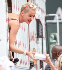 Keluarkan Single Terbaru, Katy Perry Perkenalkan Resep Cherry Pie Buatannya