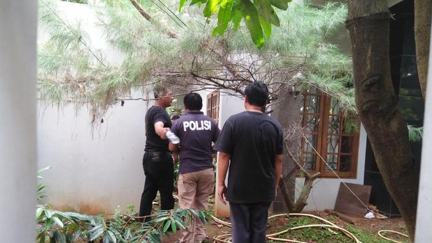 Momen Polisi Cari Benda yang Lubangi Kaca Rumah Jazuli Juwaini