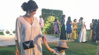 Selain liburan, Carissa juga menghadiri pernikahan seorang teman. Foto: Instagram @carissa_putri