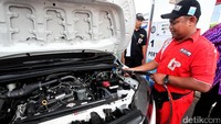 Seorang petugas SPBG tengah mengisi BBG pada sebuah kendaraan. SPBU Pertamina kini terintegrasi dengan SPBG guna mempercepat pemanfaatan Bahan Bakar Gas untuk moda transportasi khususnya kendaraan kecil seperti mobil, taksi, angkot dan bajaj.