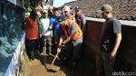 Warga Bersihkan Sisa Lumpur Pasca Banjir Bandang Ciwidey