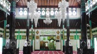 Foto: Bagian dalam masjid juga makin cantik dengan chandelier yang menggantung di atapnya. Untuk lantainya, saat itu tengah berlapis karpet merah yang nyaman (Kurnia/detikTravel)