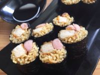 Warunk Exito: Mie Instan Bertransformasi Jadi Sushi dan Sate Gulung