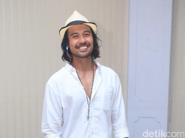 Persiapan Film Action, Chicco Jerikho Latihan Angkat Beban Persiapan Film Action, Chicco Jerikho Latihan Angkat Beban